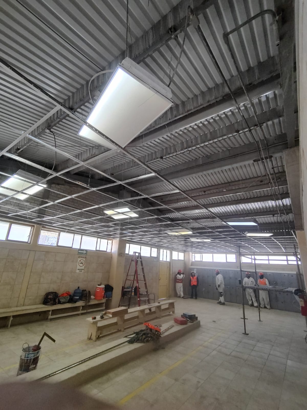 Instalación de plafón LED en nave