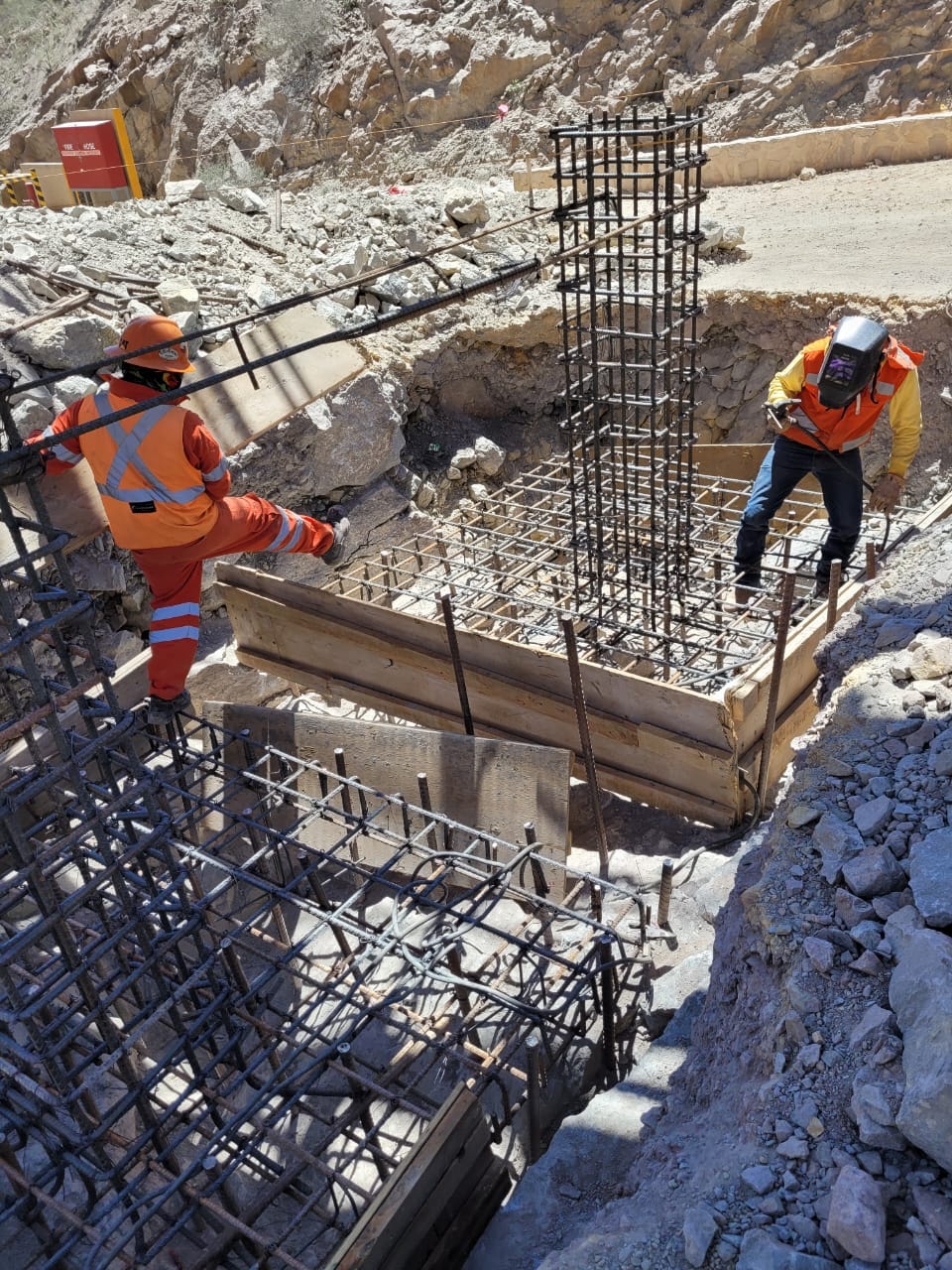 Cimentación compleja en corte de roca