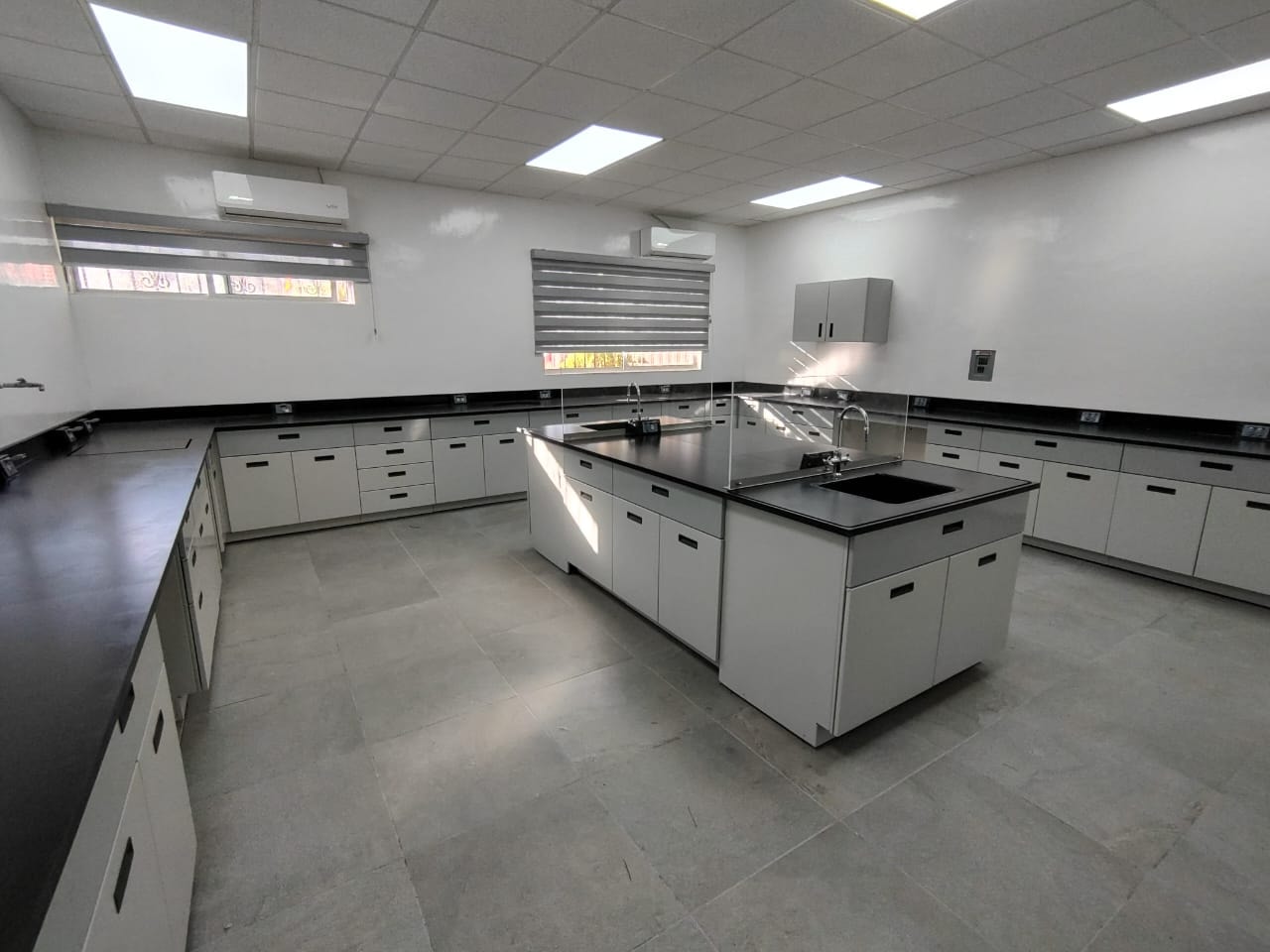 Laboratorio terminado con acabados