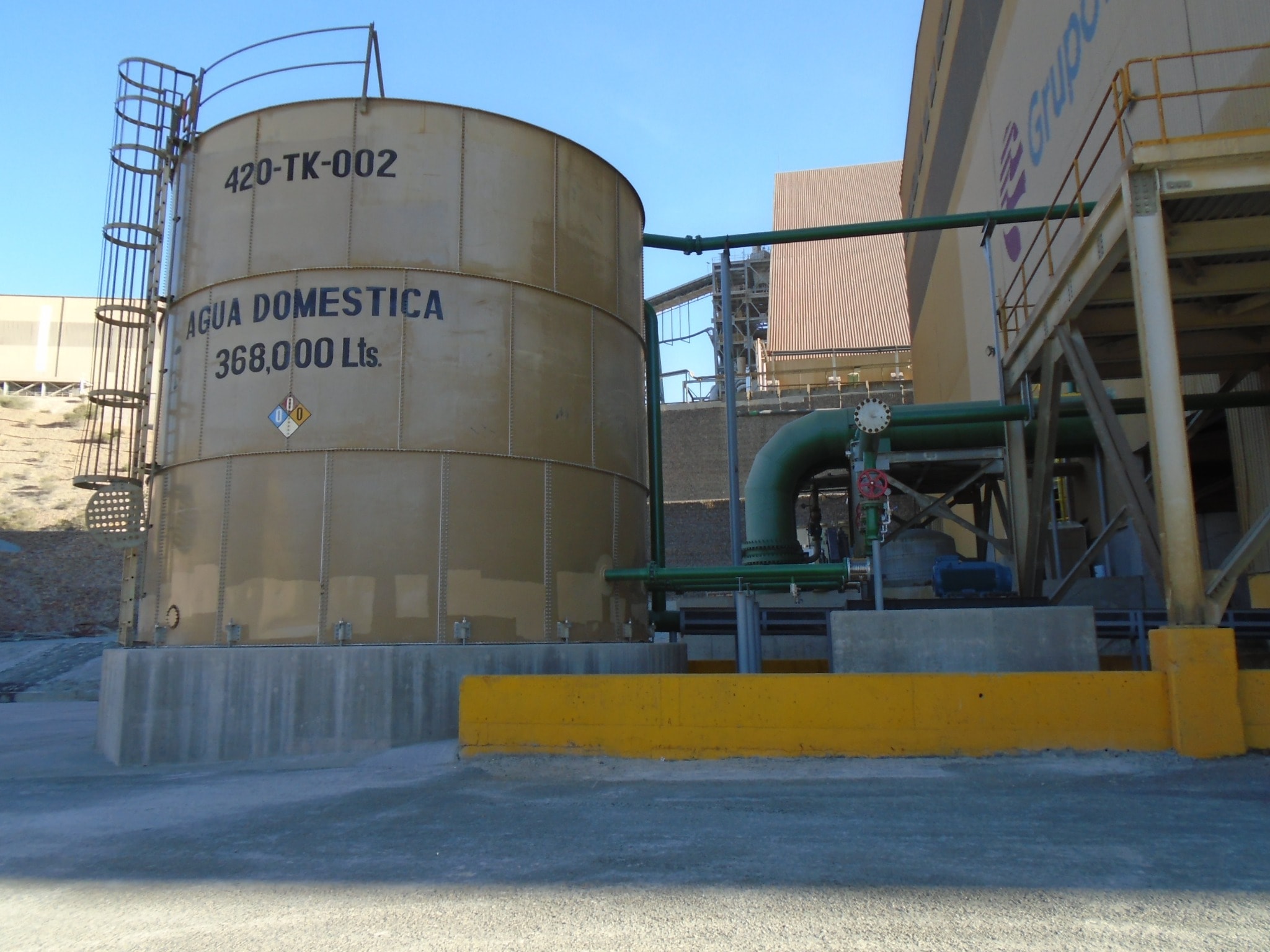 Tanque de almacenamiento y líneas