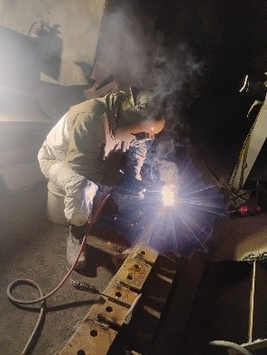 Soldador con arco eléctrico en taller