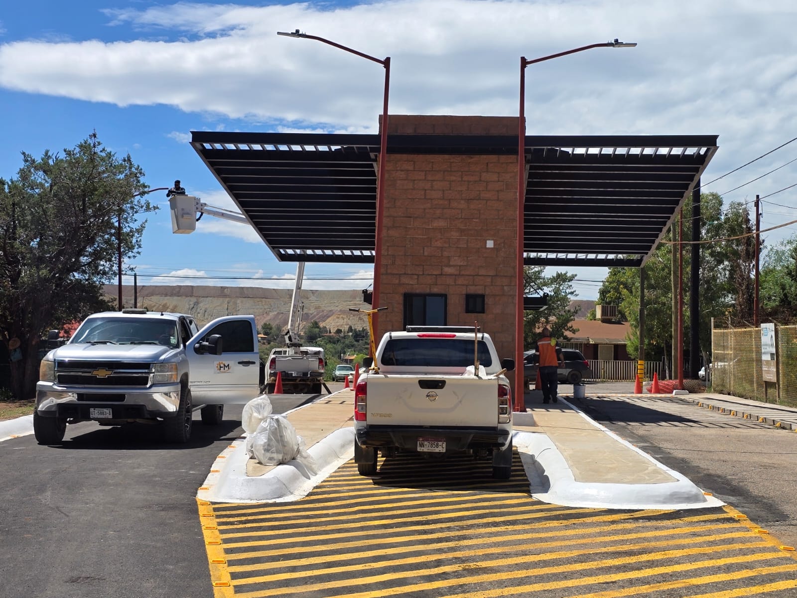 Caseta con pérgola — vista frontal corporativa